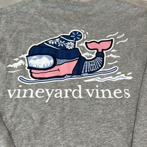 VINEYARD VINES SLED THEMED TEE